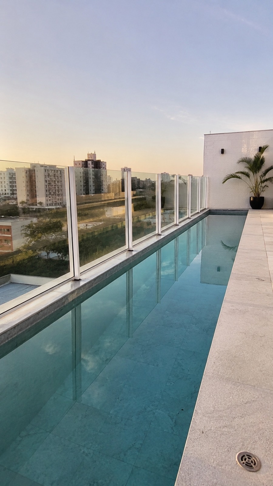 Guarda-corpo de vidro em piscina de cobertura