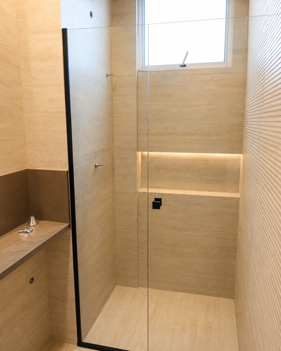 Box sob medida em ambiente revestido em travertino